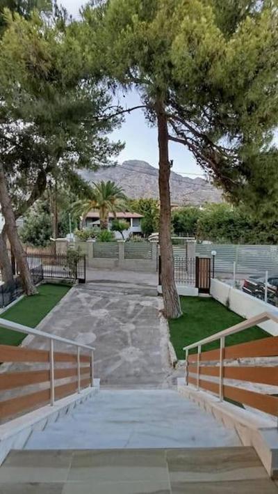 House with a pool, 2' from the beach