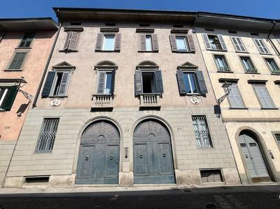 Casa Contessa nel Cuore di un Borgo Antico
