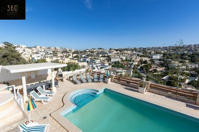 Massive Villa Pool area with VIEWS, WIFI with BBQ by 360 Estates