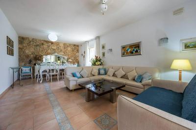 Dolmen Court - 2bed Apartment W Pool By Homely