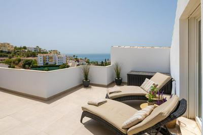 Beautiful 4 bedroms apartment located in Golf Gardens Miraflores
