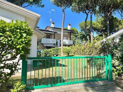 Villetta Con Ampio Giardino e Parcheggio