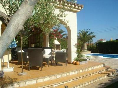 Ferienhaus mit Pool am Meer