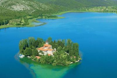 Bedroom for 3, in old Dalmatian house, under mountain, 14 km to NP Krka, 35 mins drive to Sibenik beach