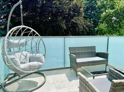 Rooftop Apartment with Balcony & Free Parking