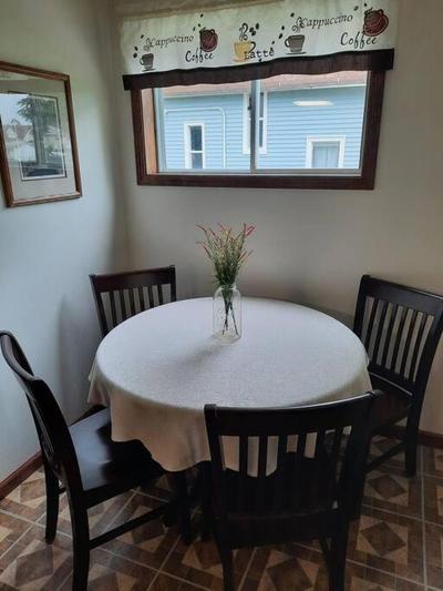 Located 1 mile from Downtown and Knox College