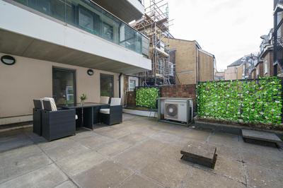 Zone 1 Modern 3 Bed 2 Bath Apartment Hyde Park with private outside spaces