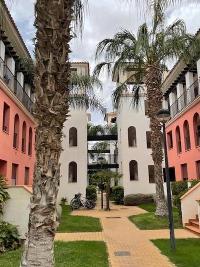 Bajo con jardín en primera línea de playa