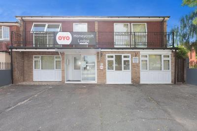 OYO Honeycroft Lodge, Uxbridge