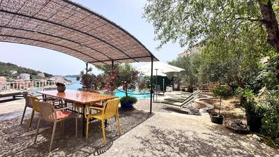 Villa Paladin - Spacious Villa with Pool near Garden Resort - 7 Min walk