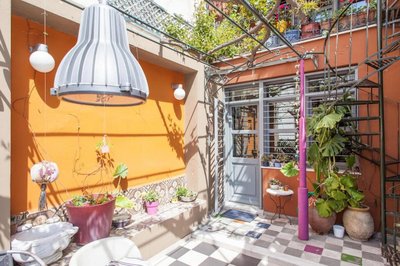 Living like in a cottage in the center of Athens