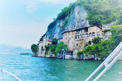 Sunset cruise for 2 people and Hotel Room for 1 night with Breakfast
