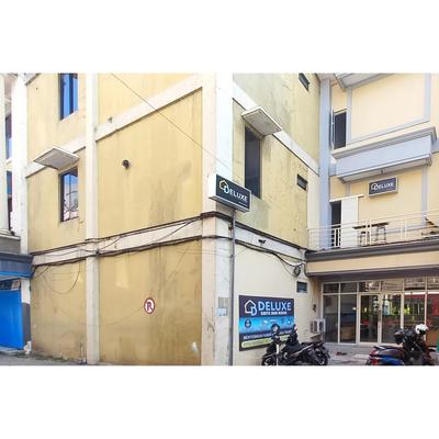 RedDoorz at Deluxe Hotel near Terminal Purabaya Bungurasih