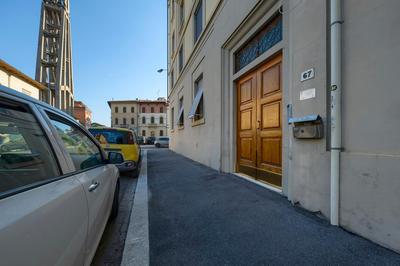 Appartamento con 2 bagni, AC e WIFI a due passi dalla stazione e dal centro storico