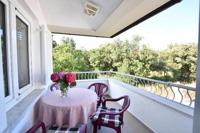 Wohnung mit gemeinschaftlichem Pool und Grill