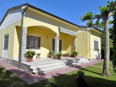 Wunderschönes Ferienhaus in Lido Di Camaiore mit Schönem Garten