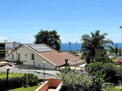 Cozy Seaside Retreat with Sea View & Pool