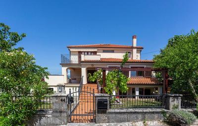 Villa With Pool, Jacuzzi, Sauna, Fitness, Playground & Wine Cellar