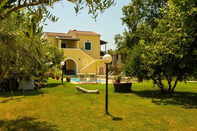 Blue wave beach villa with pool 100m from the beach
