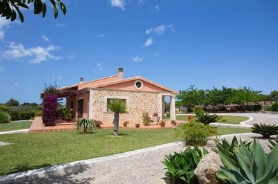 Schöne Finca mit Pool im Olivenhain