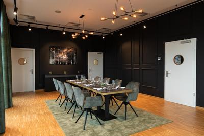 TARGET WORLD Hunter's Lodge