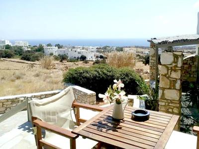 Cheerful 2 bedroom villa with pool.