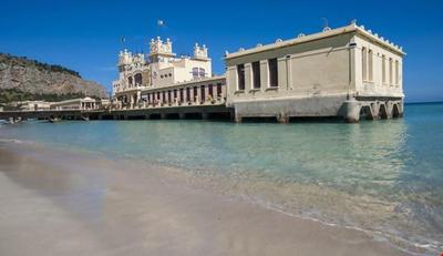HOLIDAY MONDELLO32 A due passi dalla spiaggia