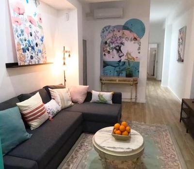 Amplio y colorido piso