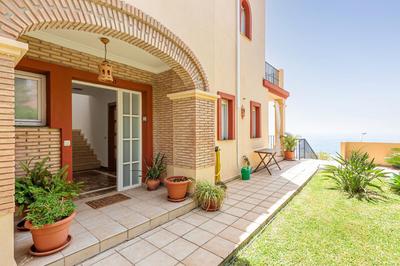 Casa Familiar con Piscina Frente al Mar