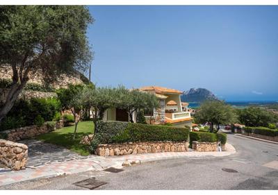 Villa Laura - Elegant Sea View Retreat