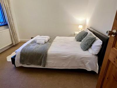 Housefield Stay, Room 2