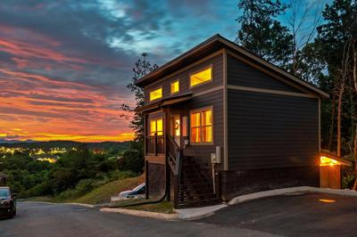 Family or couple retreat next to Downtown, Dollywood & Smoky Mountains!