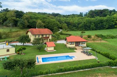 Ruralna kuca 'Villa Zagorka' za odmor sa bazenom i bočalištem