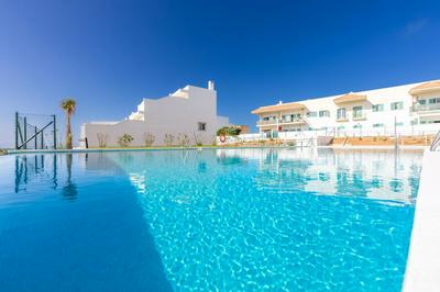 Stunning views, terrace, pool, WIFI & near centre