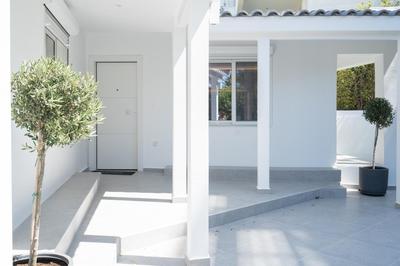 Seaside Oasis - Voula Retreat steps from Beach