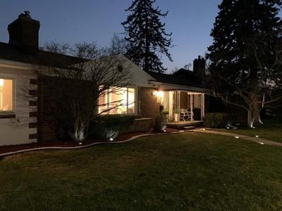 Elegant & spacious 32 Gem in Harper Woods