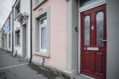 Fleet Street - 2 Bedroom Holiday Home - Swansea
