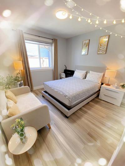 Cozy Private Suite-10minYVR-AC-FreeParking-SelfCheck in-Laundry-NightMarket