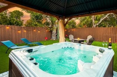 Brick Enclave with Mini Golf & SPA, 5mins to beach