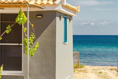 Summer house right next to the sea