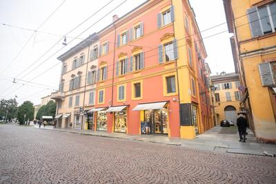 Center Vicolo Suite Apartment with Parking