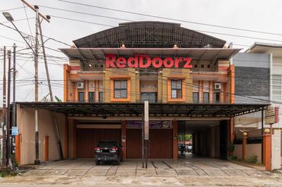 RedDoorz Syariah near Universitas Putra Indonesia Padang