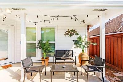 Deluxe Poolside Home, Modern 5BR with Gaming Room