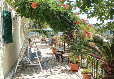 "Kalimera" Summer Apartment, with large flowery Terrace and Mountain View