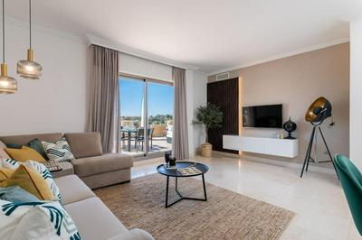 Seaview 2BR Penthouse with Terrace & Pool Access