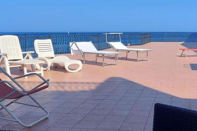 una terrazza sul mare