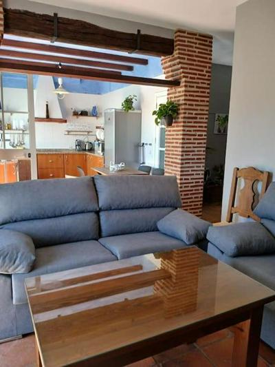 Casa con jardín con vistas a la Sierra de Líbar