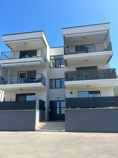 Brandnew, highly equipped apartment with terrace