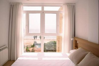 Luminoso estudio con vistas al mar