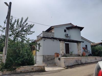 Haus mit Pool in der Natur